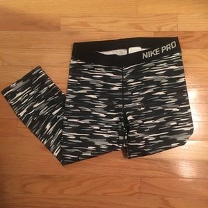 Women’s Sz L Nike Pro DriFit Capris